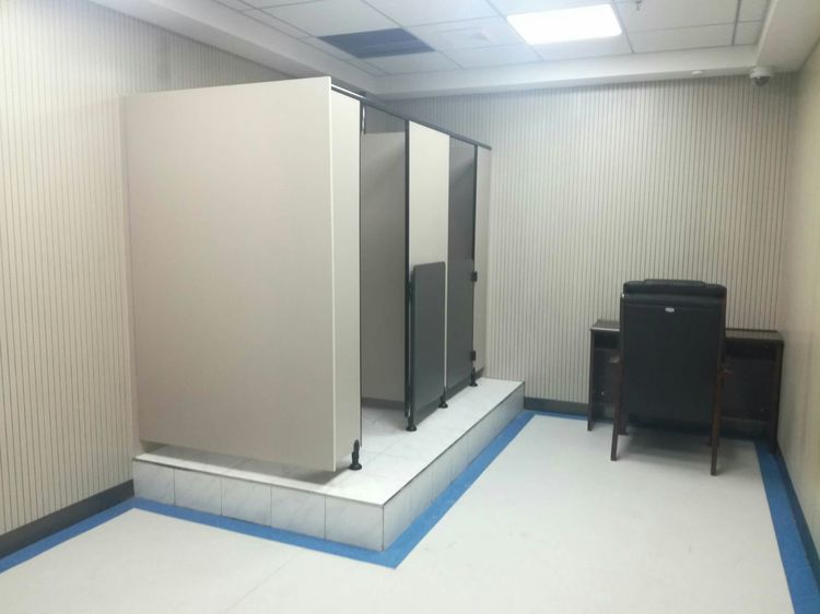 办案区审讯室活动隔断样板间,灰色防撞软包墙面搭配折叠式隔断屏风,安装于瓷砖抬升平台,应用于公检法问询室